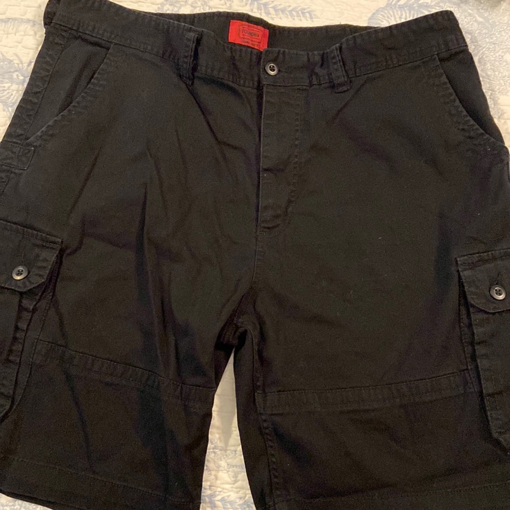 Men’s black FOUNDRY cargo shorts. Size 42.